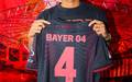 Quansah apresentado pelo Bayer Leverkusen (Foto: Bayer Leverkusen