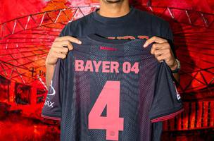 Quansah apresentado pelo Bayer Leverkusen (Foto: Bayer Leverkusen)