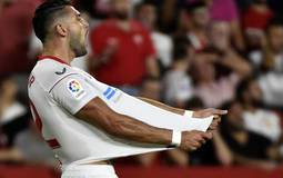 Botafogo envia proposta por Rafa Mir, atacante espanhol do Sevilla