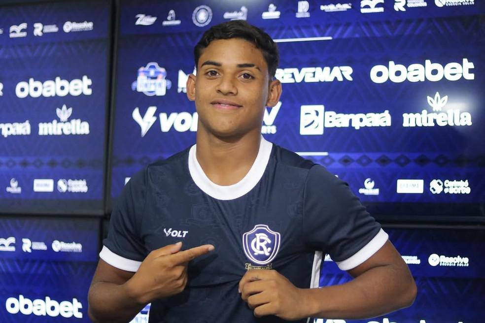 Remo assina contrato profissional com o jovem atacante Edson, o Edgol