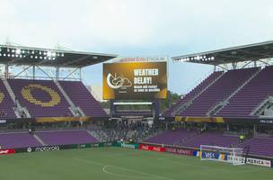 Seis jogos do Mundial de Clubes foram paralisados por causa do alerta de clima severo (Foto: Reproducao / Caze TV)
