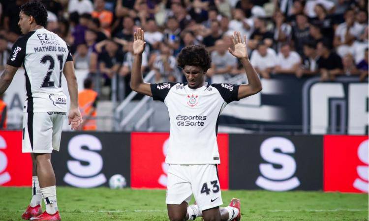 Talles Magno, do Corinthians, comemora o seu gol na partida entre Ceara e Corinthians valida pela 14a rodada do Campeonato Brasileiro 2025, realizada na Arena Castelao, em Fortaleza, nesta quarta-feira (16)