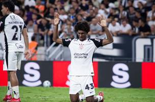Talles Magno, do Corinthians, comemora o seu gol na partida entre Ceara e Corinthians valida pela 14a rodada do Campeonato Brasileiro 2025, realizada na Arena Castelao, em Fortaleza, nesta quarta-feira (16) (Foto: GABRIEL BORGES/CODIGO19/ESTADAO CONTEUDO)