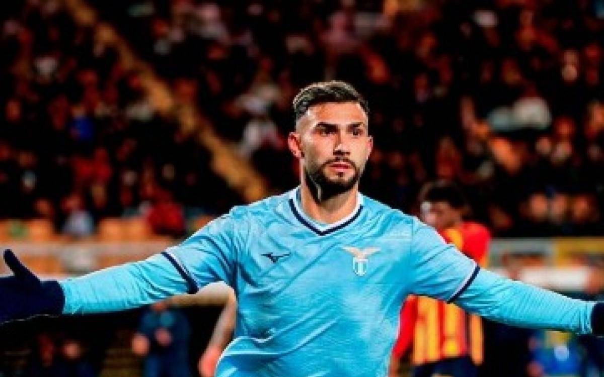 Taty Castellanos com a camisa da Lazio