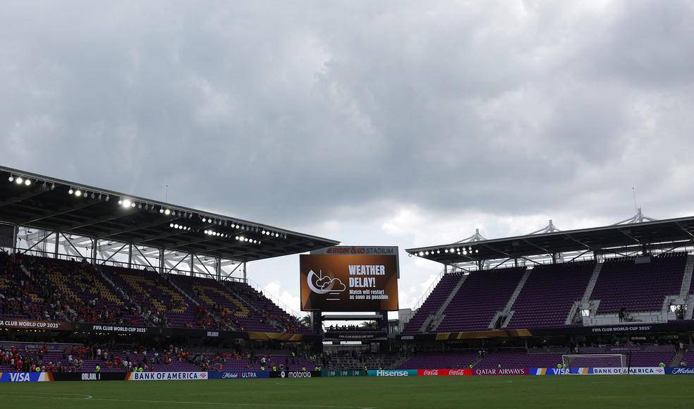 Telao faz alerta de tempestade em Benfica x Auckland City, em Orlando