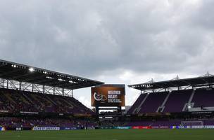 Telao faz alerta de tempestade em Benfica x Auckland City, em Orlando (Foto: Amanda Perobelli / Reuters)