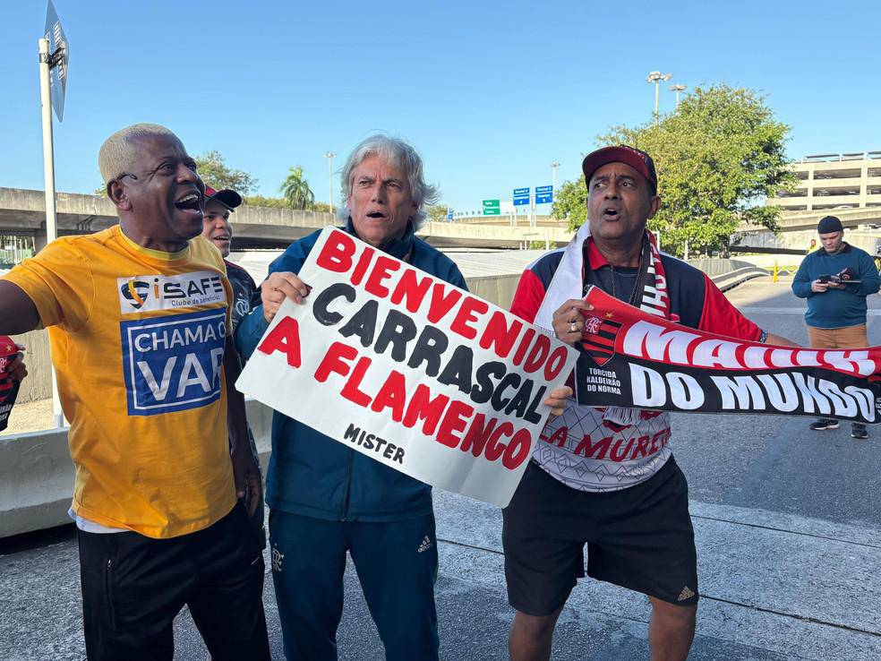 Torcedores do Flamengo vao ao aeroporto para receber Carrascal