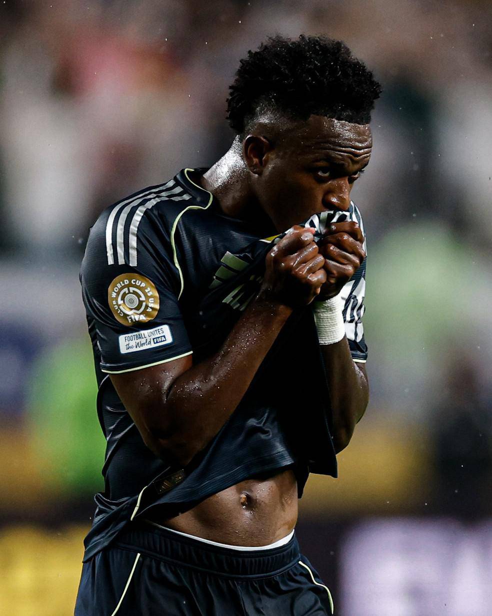 Vini Jr comemora gol pelo Real Madrid na Copa do Mundo de Clubes