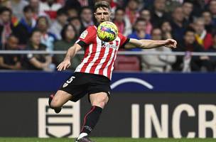 Yeray Alvarez em acao pelo Athletic Bilbao (Foto: Oscar del Pozo / AFP)