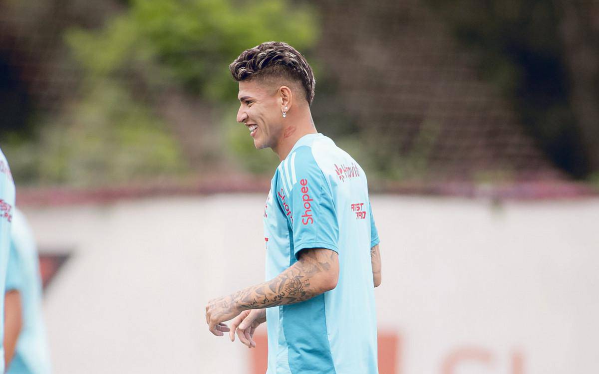 Carrascal sorri em treino do Flamengo