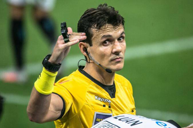 CBF decidiu manter o arbitro Caio Max Augusto Vieira como VAR no classico Palmeiras x Corinthians
