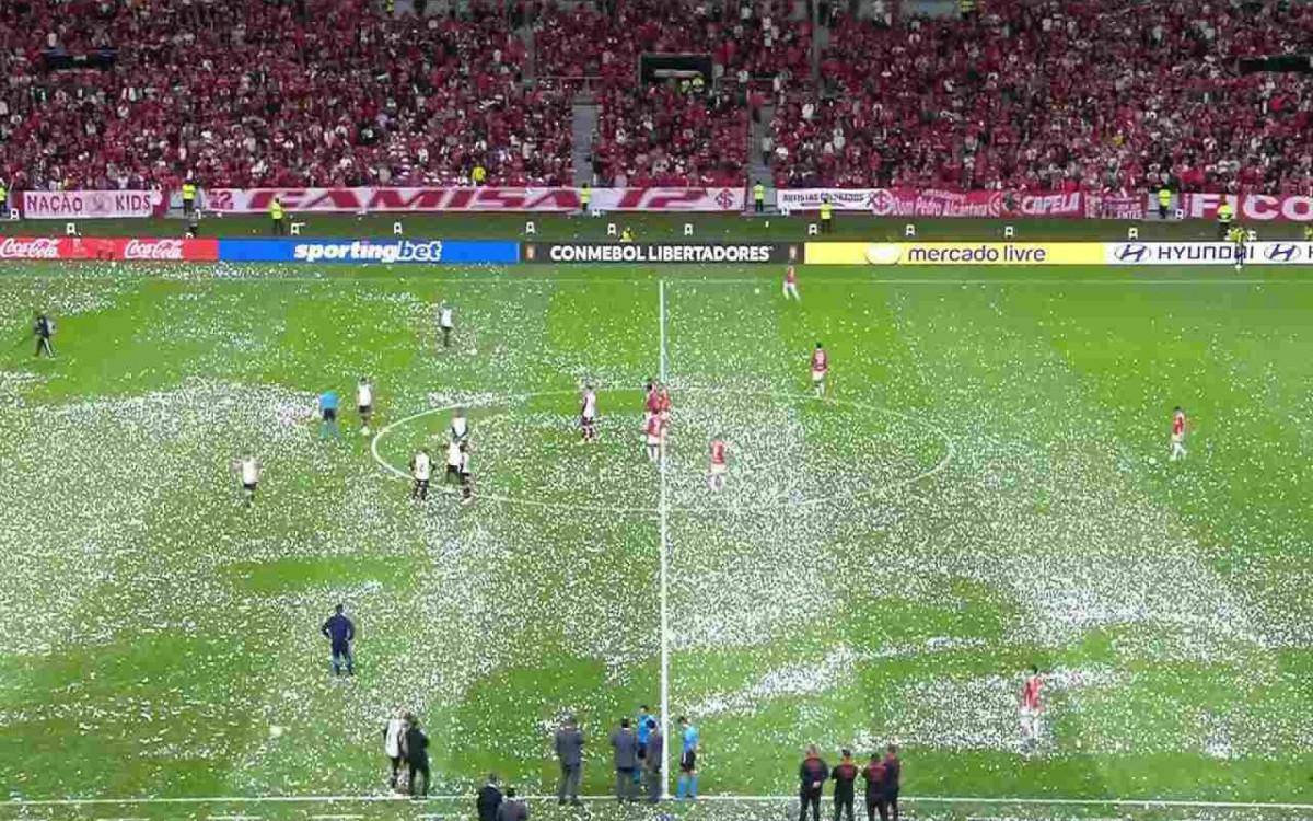 Chuva de papel picado atrasou o inicio da partida em cerca de 21 minutos