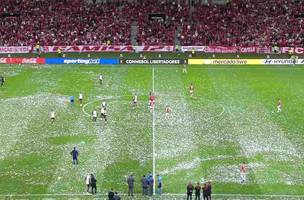 Chuva de papel picado atrasou o inicio da partida em cerca de 21 minutos (Foto: Reproducao)