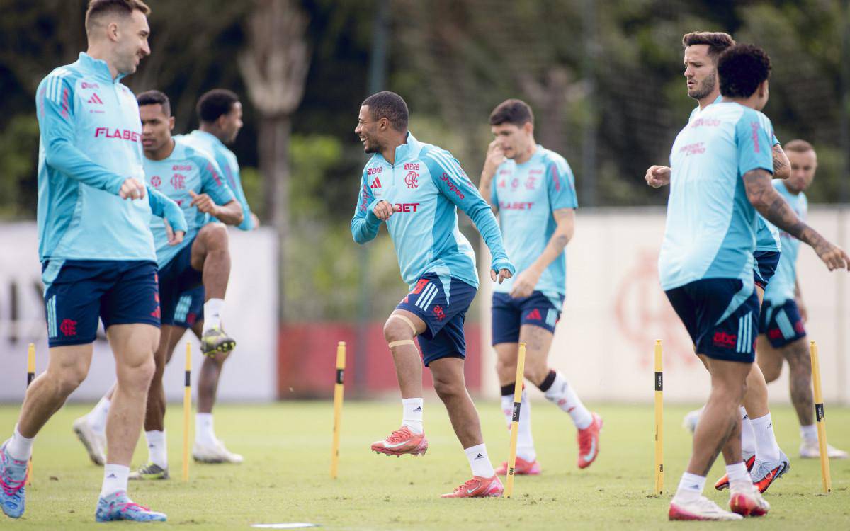 Com protecao no joelho esquerdo, Nico De La Cruz volta a treinar com o elenco principal