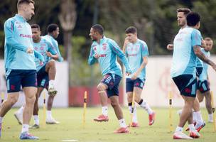 Com protecao no joelho esquerdo, Nico De La Cruz volta a treinar com o elenco principal (Foto: Adriano Fontes/Flamengo)