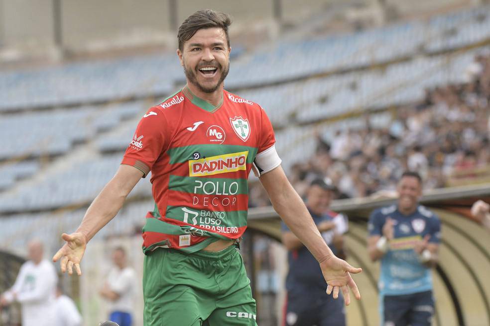 Cristiano, da Portuguesa, no jogo contra o XV de Piracicaba