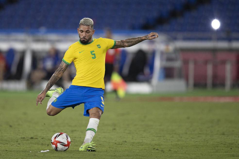 Douglas Luiz, volante da Selecao, em acao nas Olimpiadas