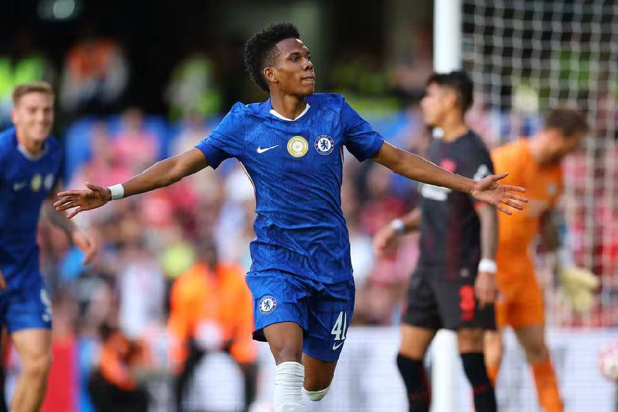 Estevao comemorou com a camisa do Chelsea