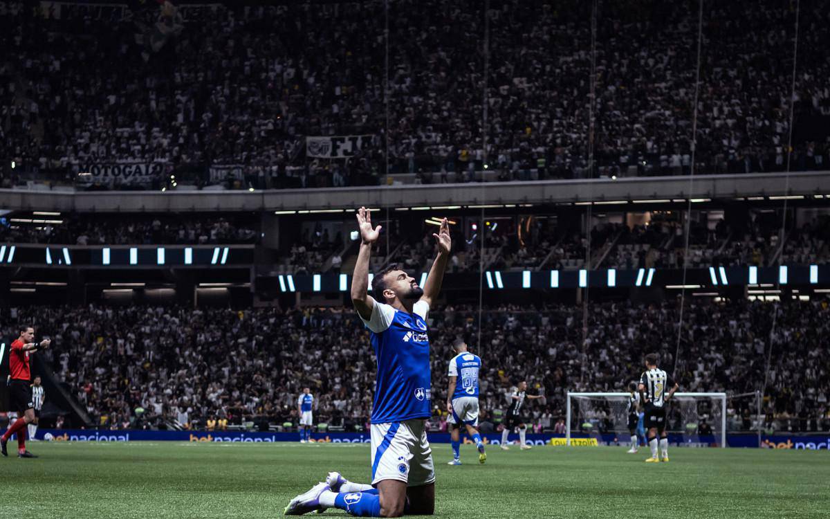 Fabricio Bruno brilhou na vitoria do Cruzeiro sobre o Atletico-MG