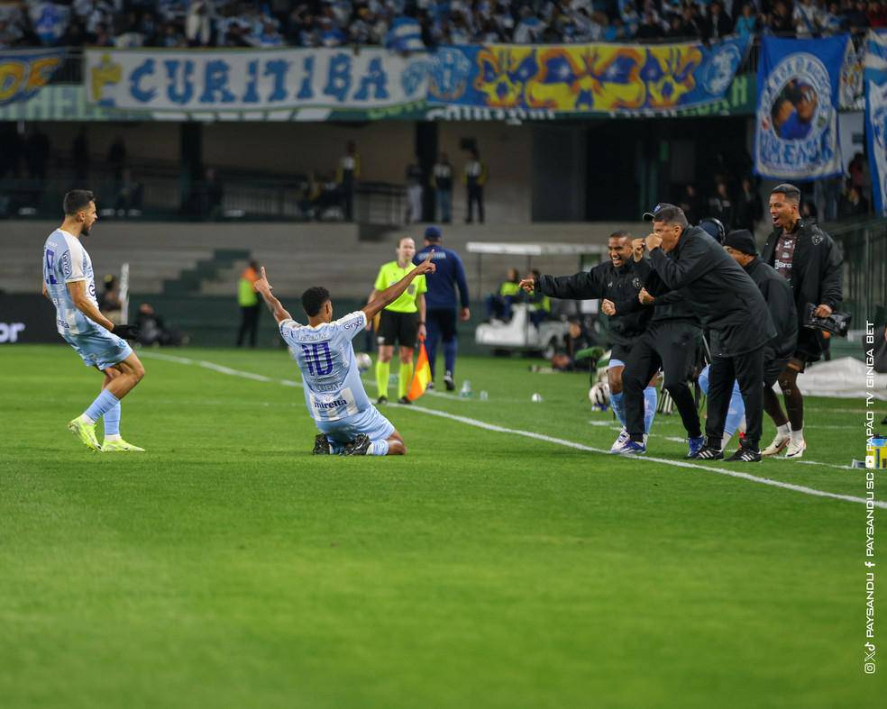 Garcez comemorando gol pelo Paysandu contra o Coritiba