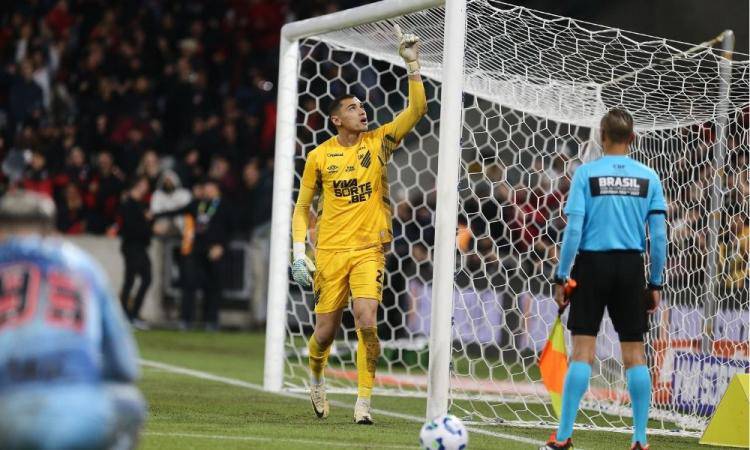 Goleiro Santos, do Atlhetico Paranaense, defende penalti na partida de volta das oitavas de final da Copa do Brasil 2025 entre Athletico Paranaense e Sao Paulo, na Ligga Arena (Arena da Baixada), em Curitiba