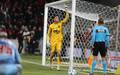 Goleiro Santos, do Atlhetico Paranaense, defende penalti na partida de volta das oitavas de final da Copa do Brasil 2025 entre Athletico Paranaense e Sao Paulo, na Ligga Arena (Arena da Baixada), em Curitiba (Foto: GERALDO BUBNIAK/AGB/ESTADAO CONTEUDO