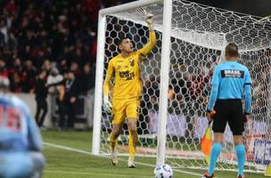 Goleiro Santos, do Atlhetico Paranaense, defende penalti na partida de volta das oitavas de final da Copa do Brasil 2025 entre Athletico Paranaense e Sao Paulo, na Ligga Arena (Arena da Baixada), em Curitiba (Foto: GERALDO BUBNIAK/AGB/ESTADAO CONTEUDO)