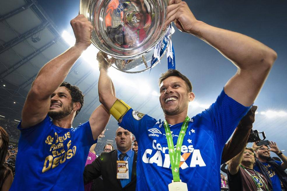 Henrique foi o capitao do Cruzeiro na conquista da Copa do Brasil