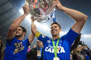 Henrique foi o capitao do Cruzeiro na conquista da Copa do Brasil (Foto: Agencia I7)