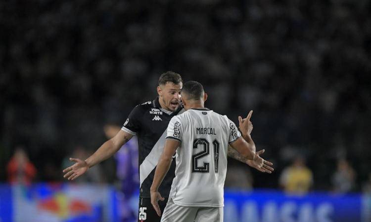 Hugo Moura jogador do Vasco disputa lance com Marcal jogador do Botafogo durante partida no estadio Sao Januario pelo campeonato Copa Do Brasil 2025
