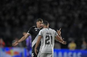 Hugo Moura jogador do Vasco disputa lance com Marcal jogador do Botafogo durante partida no estadio Sao Januario pelo campeonato Copa Do Brasil 2025 (Foto: THIAGO RIBEIRO/AGIF - AGENCIA DE FOTOGRAFIA/AGIF - AGENCIA DE FOTOGRAF)
