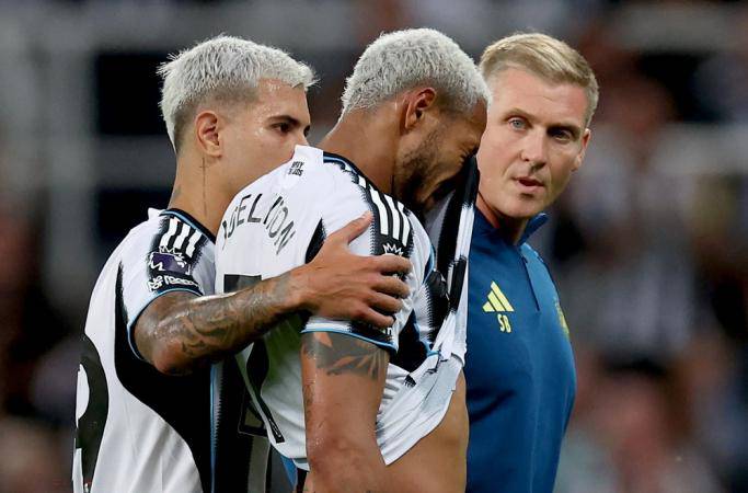 Joelinton, do Newcastle, deixa o campo lesionado e e consolado pelo companheiro Bruno Guimaraes durante partida contra o Liverpoo