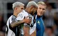 Joelinton, do Newcastle, deixa o campo lesionado e e consolado pelo companheiro Bruno Guimaraes durante partida contra o Liverpoo (Foto: Adam Vaughan/EFE/EPA
