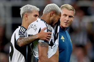 Joelinton, do Newcastle, deixa o campo lesionado e e consolado pelo companheiro Bruno Guimaraes durante partida contra o Liverpoo (Foto: Adam Vaughan/EFE/EPA)