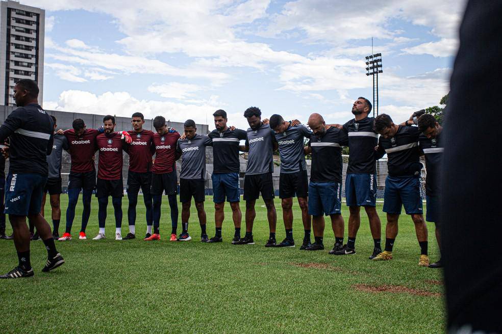 Jogadores do Remo em roda com Antonio Oliveira durante treinamento na ultima segunda-feira, dia 19