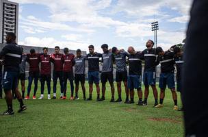Jogadores do Remo em roda com Antonio Oliveira durante treinamento na ultima segunda-feira, dia 19 (Foto: Samara Miranda / Ascom Remo)