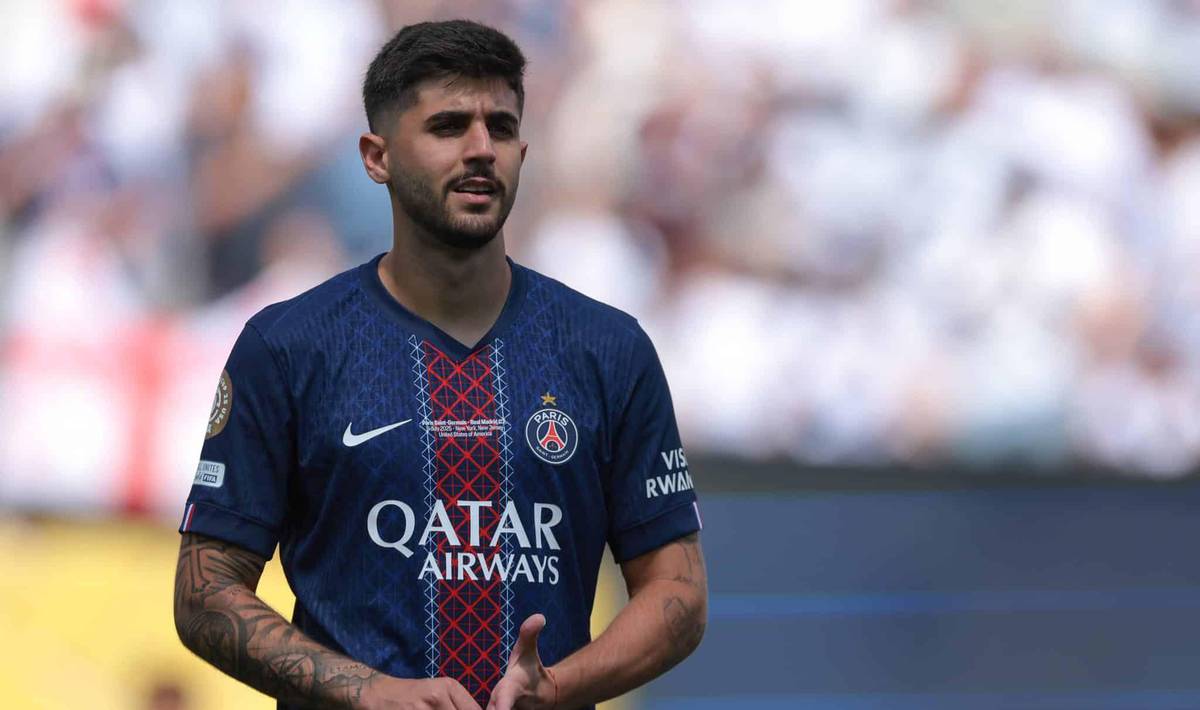 Lucas Beraldo em jogo do PSG.