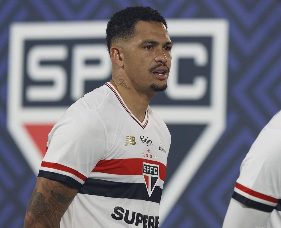Luciano antes de jogo do Sao Paulo