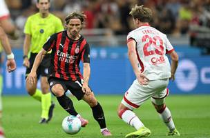 Luka Modric em acao pelo Milan em seu primeiro jogo no San Siro pelo clube italiano (Foto: REUTERS/Daniele Mascolo)