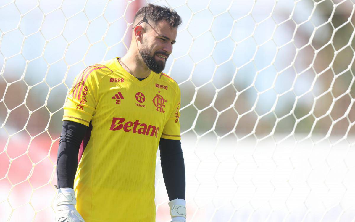 Matheus Cunha em campo pelo Flamengo
