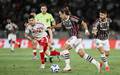 O atacante Canobbio leva o Fluminense a frente, mesmo marcado de perto pelo volante Ronaldo (Foto: Lucas Mercon/Fluminense FC