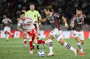 O atacante Canobbio leva o Fluminense a frente, mesmo marcado de perto pelo volante Ronaldo (Foto: Lucas Mercon/Fluminense FC)
