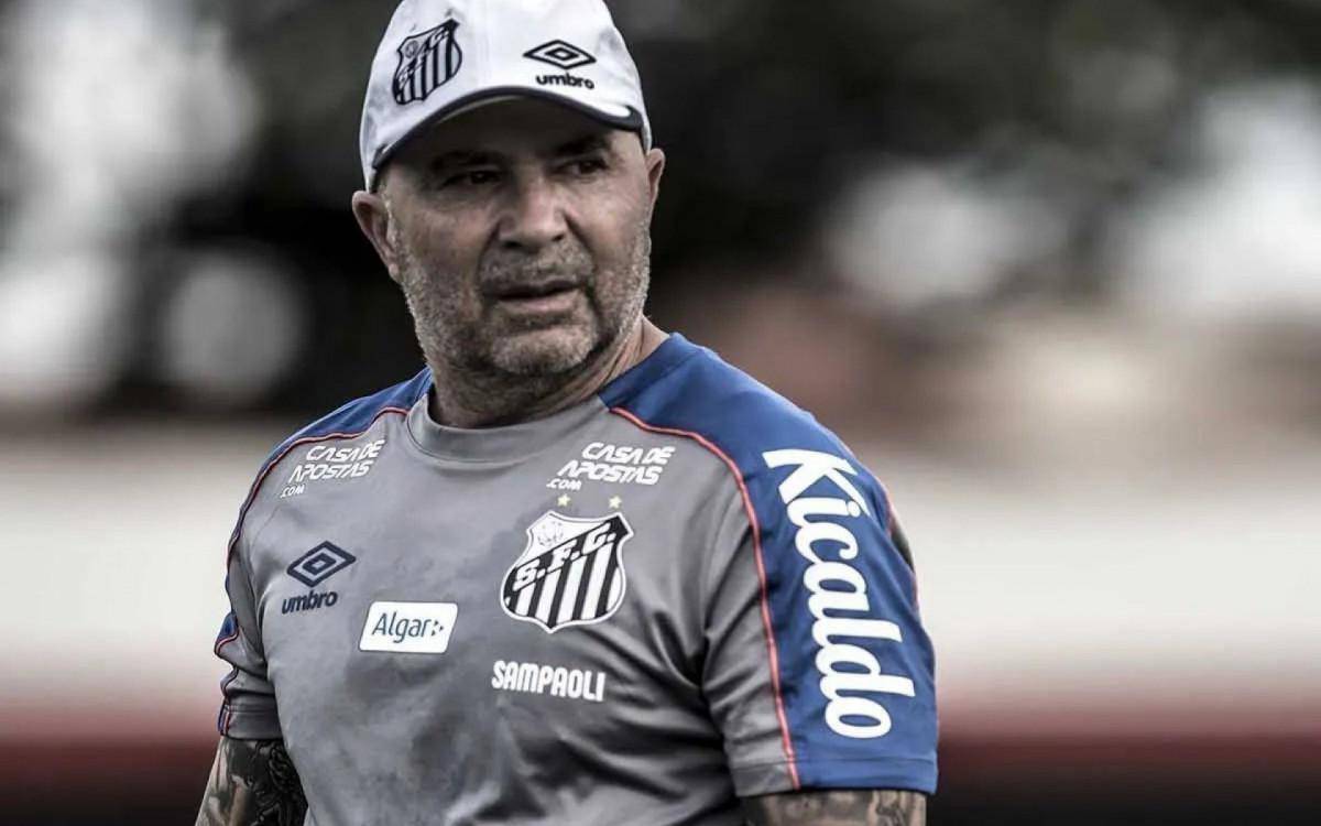 Sampaoli esteve a frente do Santos em 2019 e somou 35 vitorias em 63 jogos