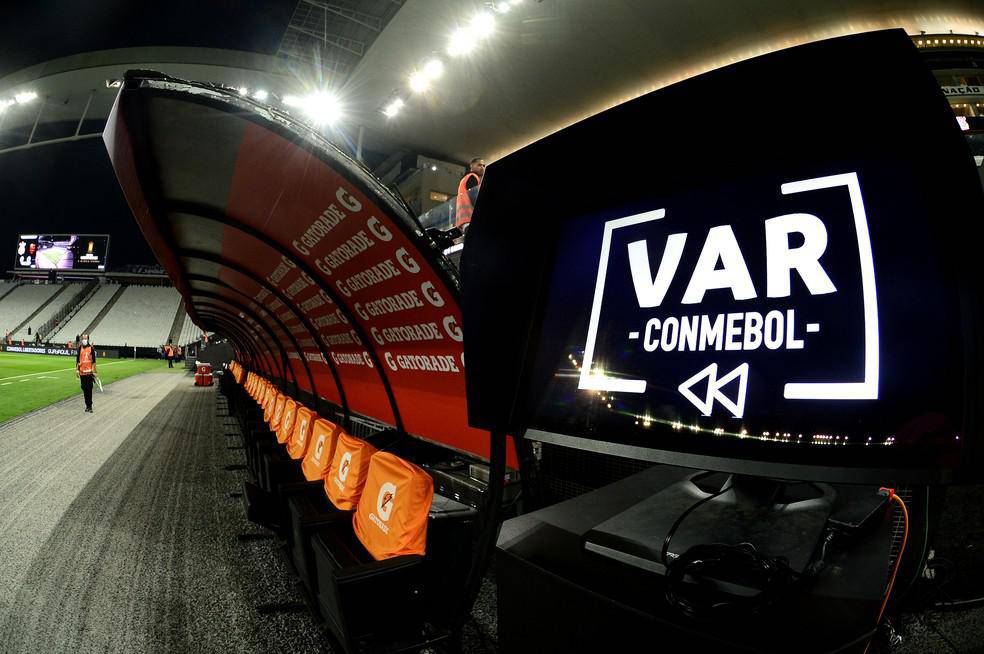 VAR tera anuncio do arbitro a partir das quartas de final da Libertadores e da Sul-Americana