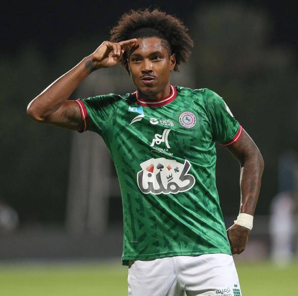 Vitinho comemora gol pelo Al Ettifaq