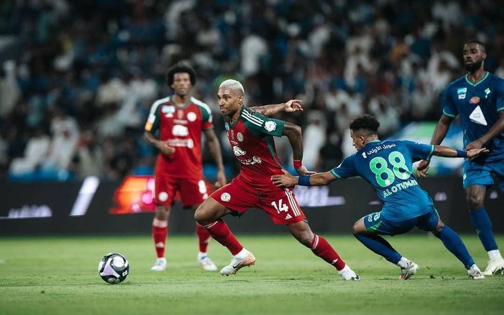 Vitinho em acao pelo Al-Ettifaq