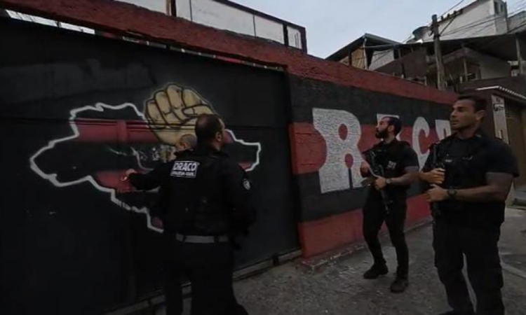 Agentes cumprem mandados de busca e apreensao contra 39 alvos em diferentes enderecos, incluindo as sedes das principais uniformizadas