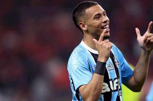 Alan Patrick perde penalti nos acrescimos, Gremio tem virada epica contra o Inter em GreNal polemico e respira no Brasileirao (Foto: Reproducao / Redes Sociais)