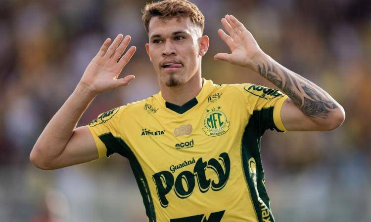 Cristian Renato, do Mirassol, comemora seu gol durante partida contra o Juventude, valida pela 24a rodada do Campeonato Brasileiro da Serie A de 2025, disputada no Estadio Jose Maria de Campos Maia, o "Maiao", em Mirassol, interior de Sao Paulo