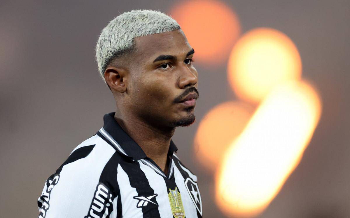 Cuiabano foi vendido ao Nottingham Forest, da Inglaterra, mas foi emprestado ao Botafogo quatro dias depois